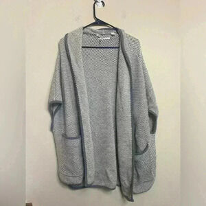 Trendy Italian yarn shawl size medium short sleeve